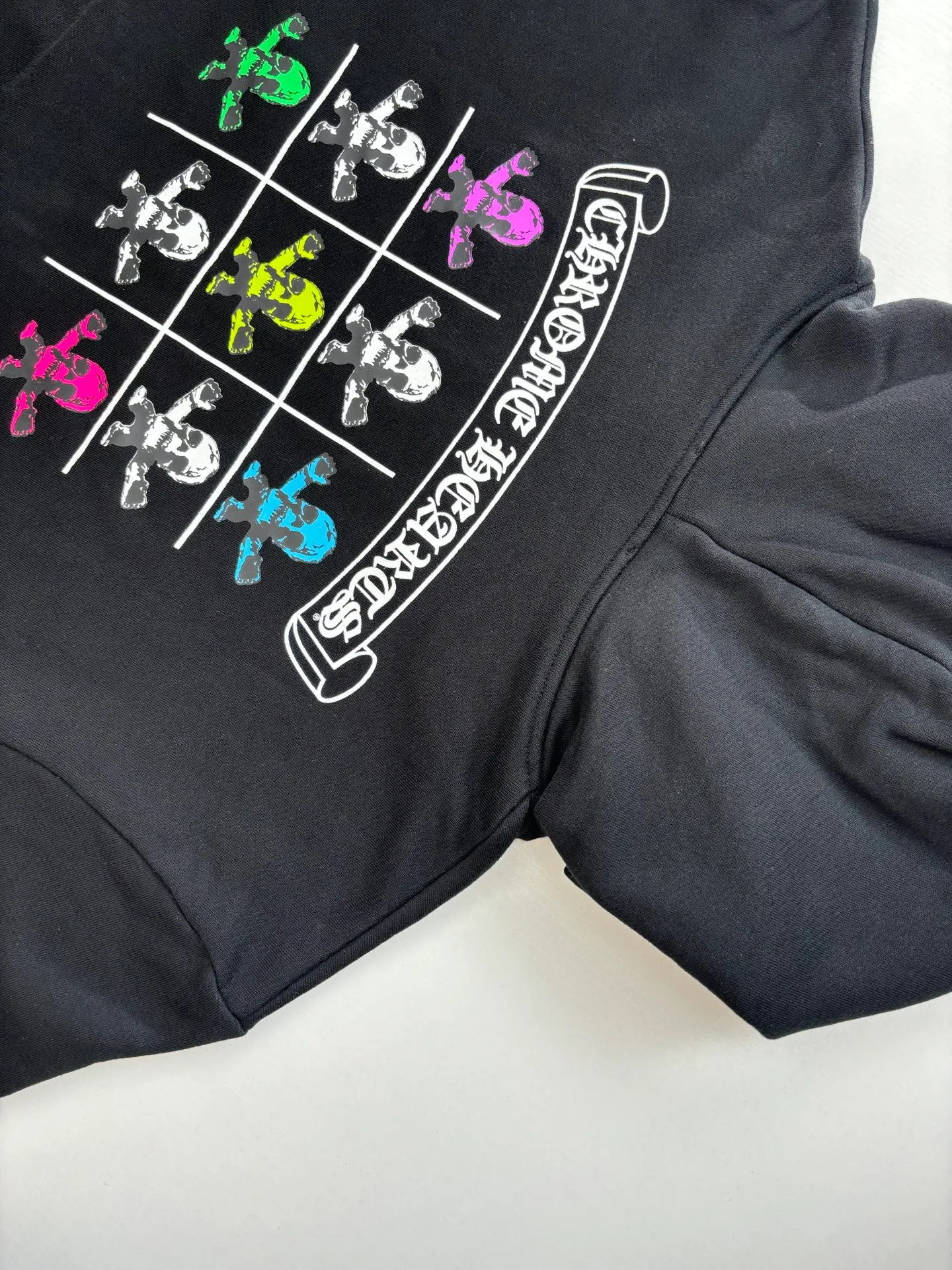 P426 Chrome Heart*/Chrome Heart Jiugongge skull hooded zipper sweatshirt is made of high-quality cotton fabric, soft and skin-friendly, and has good breathability. The overall color is classic black, which sets a low-key and versatile style tone. The simple print pattern on the left chest on the front includes letters and cartoon skull images. The design is simple but highly recognizable, showing an uninhibited personality and attitude. Size: S/M/L/XL